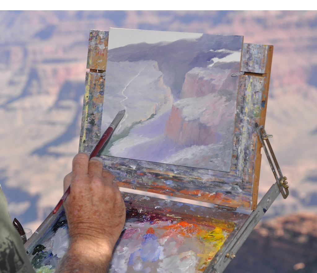 Artista pintando una obra