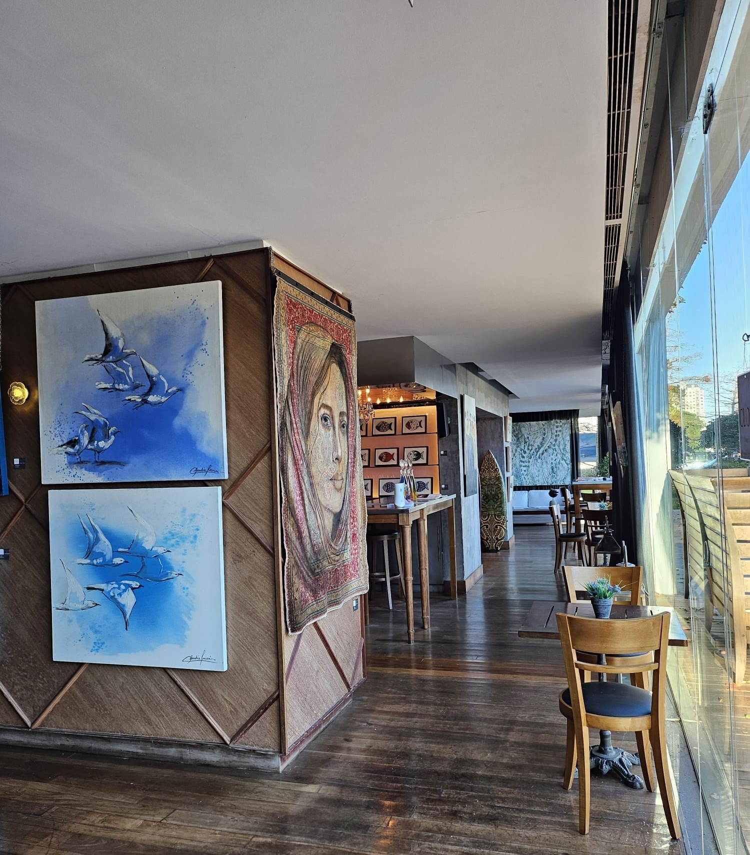 Interior de una galería de arte contemporáneo