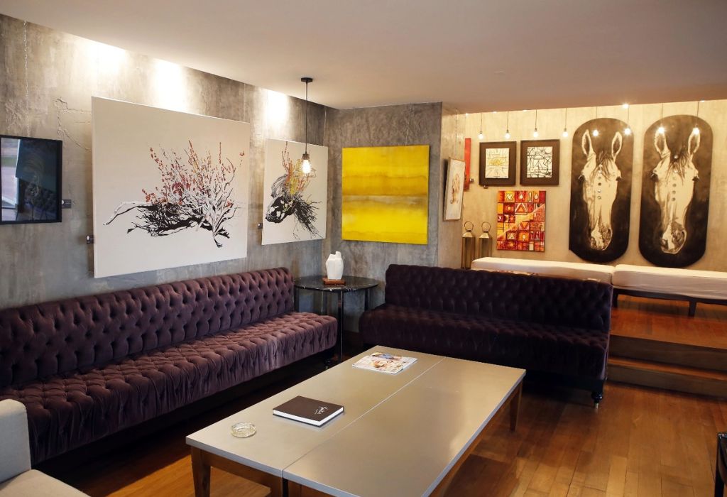 Sala de la galería con obras de arte