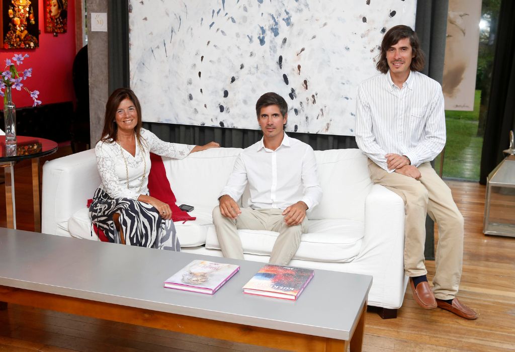 Visitantes contemplando obras en una galería