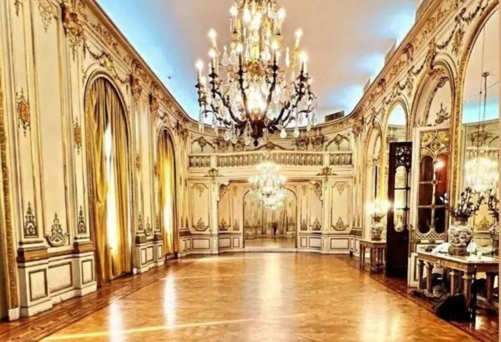 Salón histórico con araña de cristal, sede de Palazzo Expo VIII
